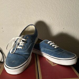 Pre-owned. Sued material. Good condition.